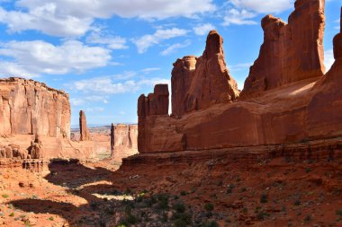 Utah Arches Ulusal Parkı 'nda kırmızı kayalar ve mavi gökyüzü.