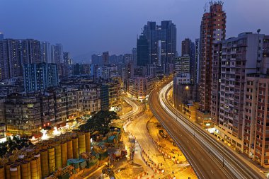 Gece vakti Hong Kong şehir merkezinde.