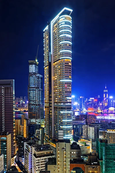 Moderní město Hong kong v noci — Stock fotografie