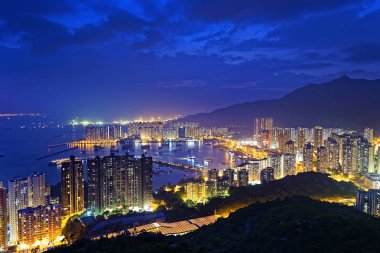 Tuen Mun manzarası ve Güney Çin Denizi geceleri