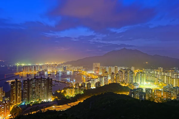 Tuen Mun manzarası ve Güney Çin Denizi geceleri — Stok fotoğraf