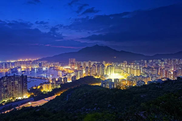 Tuen Mun skyline en Zuid-Chinese Zee bij nacht — Stockfoto
