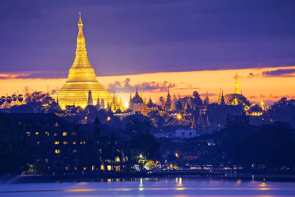 Shwedagon pagoda ночью — стоковое фото