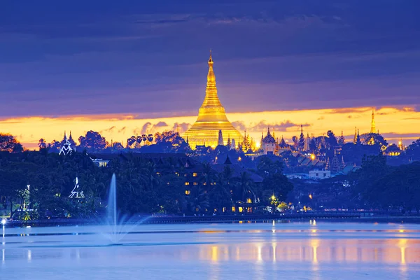 Pagoda Shwedagon al atardecer Fotos de stock libres de derechos