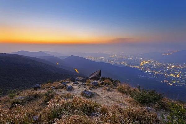 Pôr do sol Tai Mo Shan Fotos De Bancos De Imagens