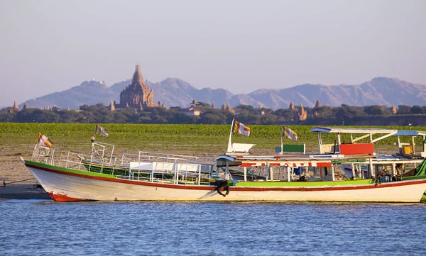 Лодки и пагода — стоковое фото
