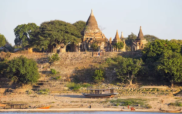 Barcos y pagoda — Foto de Stock