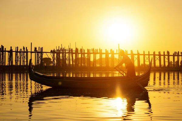 Fishman sous U bein pont au coucher du soleil — Photo