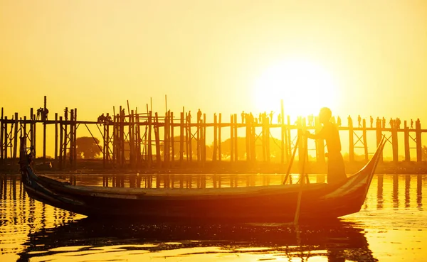 Fishman sous U bein pont au coucher du soleil — Photo