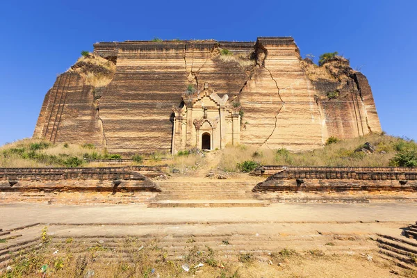 Pagode arruinado em Mingun Paya / Mantara Gyi Paya — Fotografia de Stock