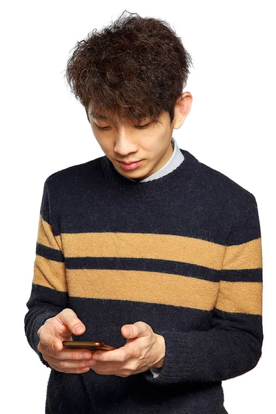 Fiatal ázsiai férfi textil a mobiltelefon — Stock Fotó