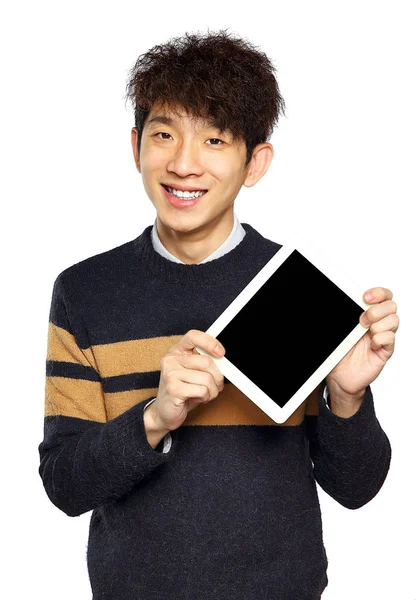 Csinos fiatal ázsiai férfi tabletta / pad — Stock Fotó