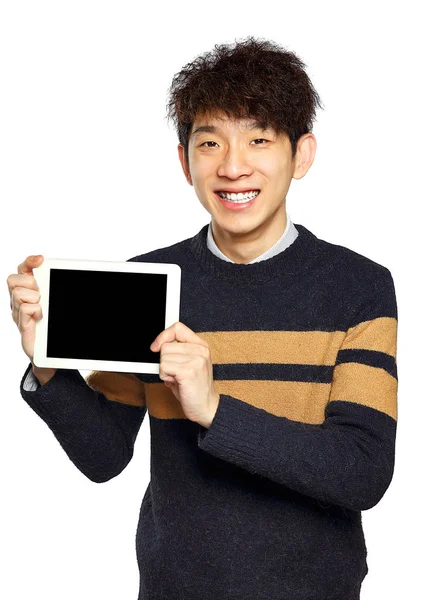 Guapo joven asiático hombre usando tableta / almohadilla — Foto de Stock