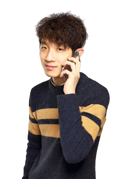 Happy young man talking on mobilephone — Stock Photo, Image