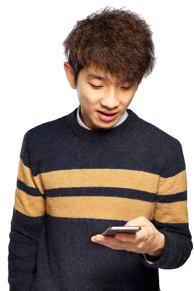 Giovane uomo che utilizza il telefono cellulare su sfondo bianco — Foto Stock