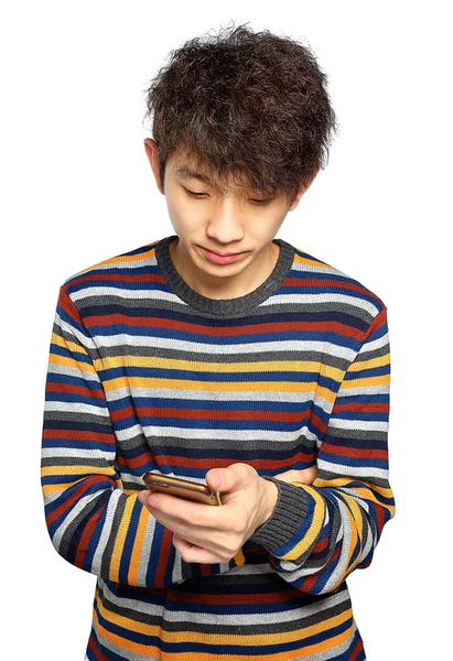 Hombre joven usando mensajes de texto de teléfono móvil — Foto de Stock