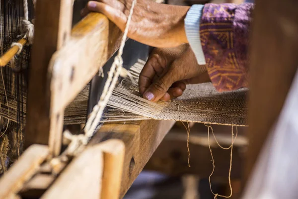 Traditionella vävning vävstol för mattor i Myanmar — Stockfoto