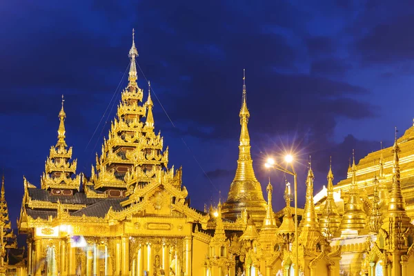 Shwedagon pagoda ночью — стоковое фото