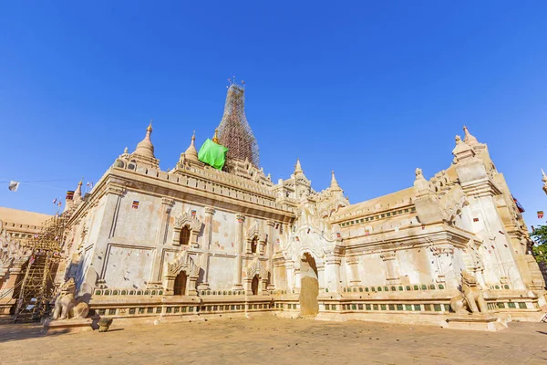 Bagan buddha věž na den — Stock fotografie