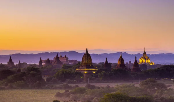 Templo de Bagan durante a hora dourada — Fotografia de Stock