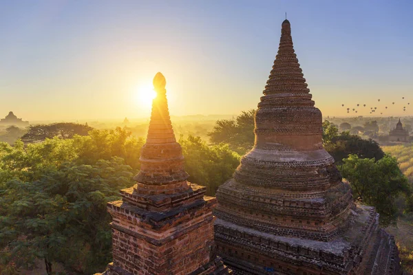 Templo de Bagan durante a hora dourada — Fotografia de Stock