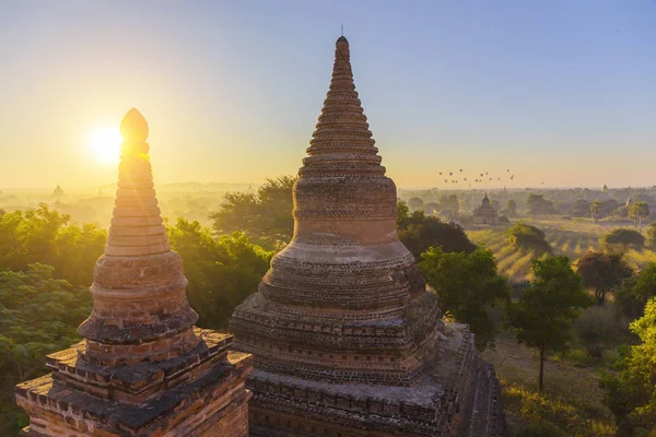 Bagan temple arany óra alatt — Stock Fotó