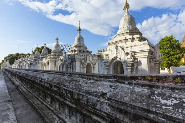 Kuthodaw Paya, słynnej pagody mandalay — Zdjęcie stockowe
