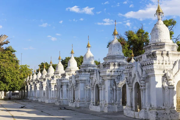 Kuthodaw Paya, famosa pagoda mandalay — Foto Stock