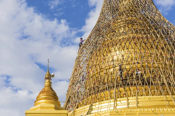 Pracownik repareing golden temple — Zdjęcie stockowe