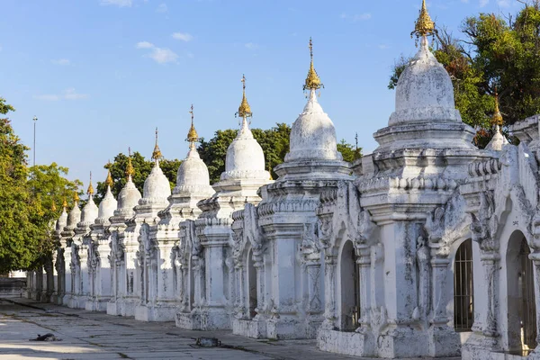 Kuthodaw Paya, famosa pagoda mandalay — Foto Stock