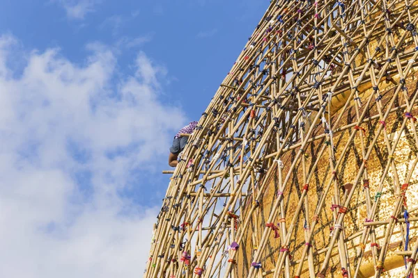 Arbeiter repariert goldenen Tempel — Stockfoto