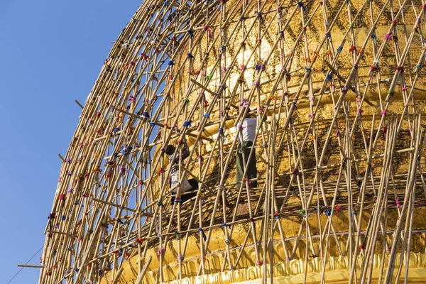 Werknemer repareing gouden tempel — Stockfoto