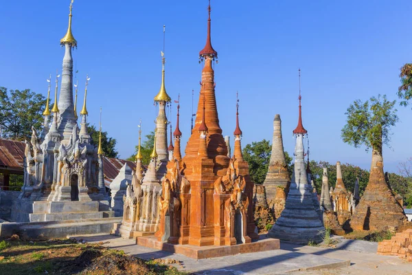 Boeddhistische pagodes Nyaung Ohak — Stockfoto