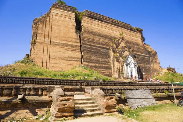 Mingun Pahtodawgyi храму в Mandalay, М'янмі — стокове фото