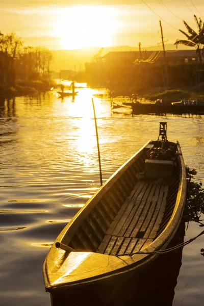 Západ slunce u jezera Inle, Myanmar. — Stock fotografie