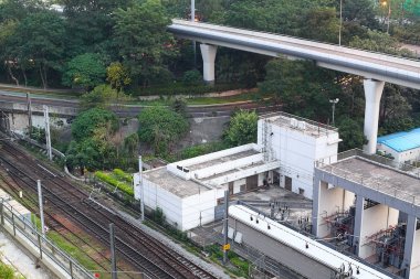 çok hızlı trenle gidip şehrin içinden
