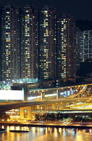 Nachtaufnahme einer Skyline der Stadt. — Stockfoto