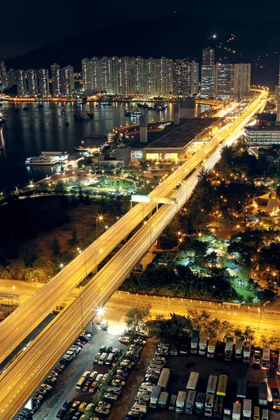 Tráfego na cidade moderna à noite — Fotografia de Stock