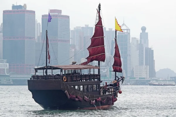 Zeilboot in de haven van hong kong — Stockfoto