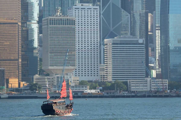 Barco de lixo em Hong Kong — Fotografia de Stock