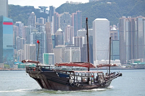 Barco de lixo durante o dia — Fotografia de Stock