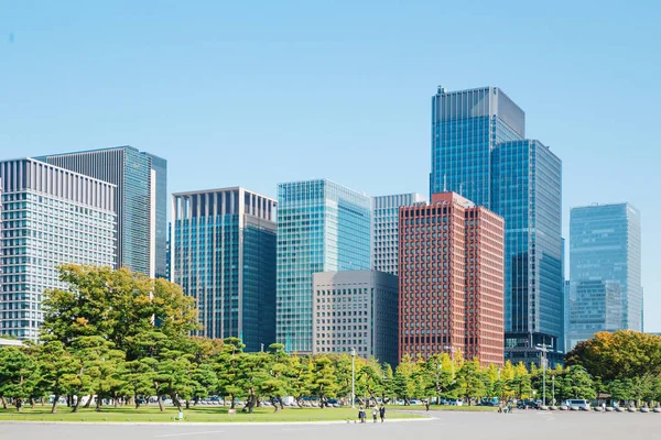 Tokio moderno edificio bajo el cielo azul — Foto de Stock