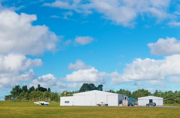 Metallic warehouse with blue sky — Stock Photo, Image