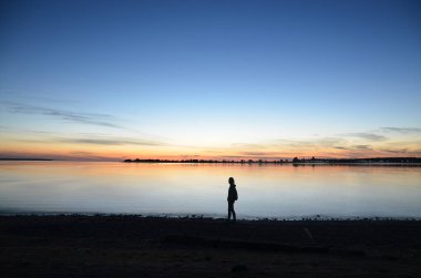Gün batımında tek yürüyüş