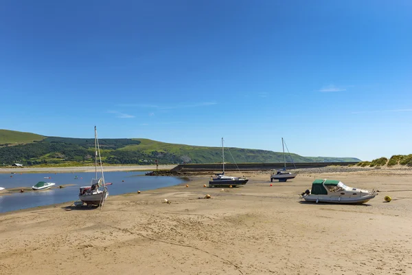 Barmouth Stadt und Mündung bei Ebbe — Stockfoto