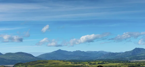 Вид на гори Сноудон від замку в місті Harlech — стокове фото