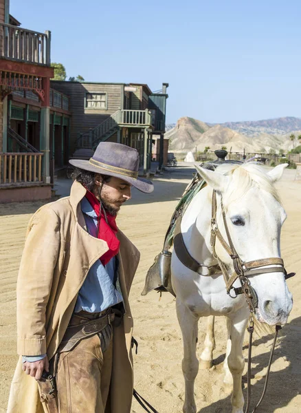 Cowboy met zijn paard — Stockfoto