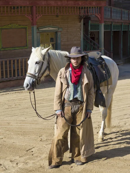 Cowboy con il suo cavallo — Foto Stock