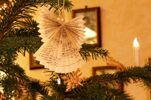 Yeniyıl evi izlenim ile Noel ağacı süsle — Stok fotoğraf