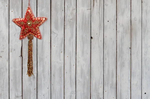 Brillante adorno de terciopelo estrella de Navidad sobre fondo de madera envejecida — Foto de Stock